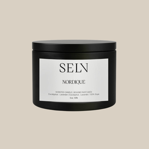 Chandelle parfumée Selv Rituel Nordique en contenant noir avec couvercle, cire de soya, notes d'eucalyptus et de lavande, 6 oz