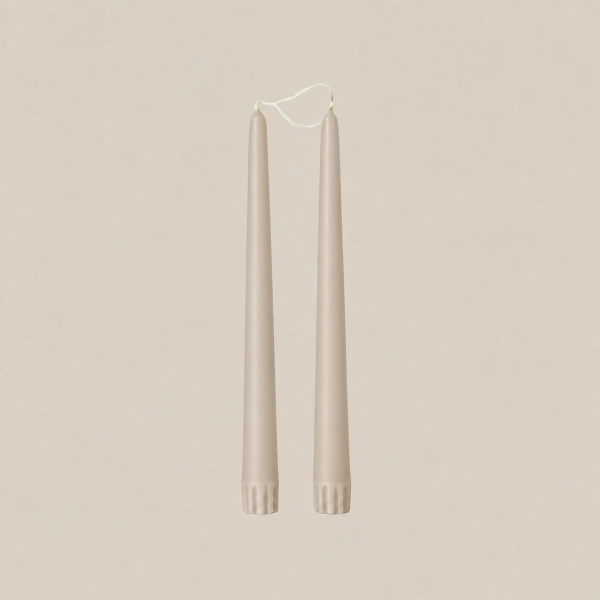 Deux chandelles effilées beiges de 18 pouces de la marque Selv Rituel, allumées, avec une texture douce visible.