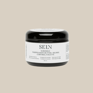 Pot de beurre corporel fouetté Selv Rituel Nordique, contenant noir avec étiquette blanche, karité et vitamines, 240 ml