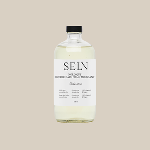 Flacon de bain moussant Selv Rituel Nordique en verre transparent avec bouchon noir, notes d'eucalyptus et de lavande, 475 ml
