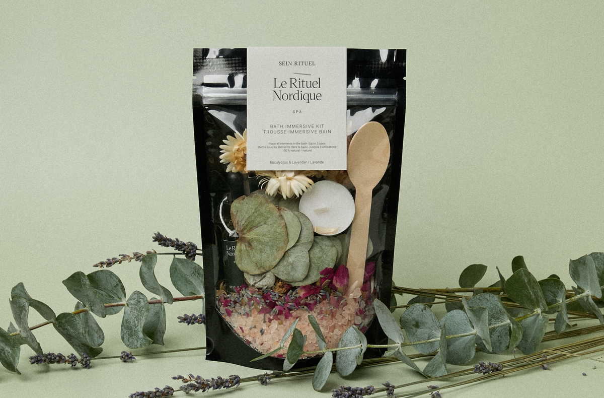 Trousse immersive NORDIQUE de Selv Rituel avec accessoires pour une expérience sensorielle hivernale.