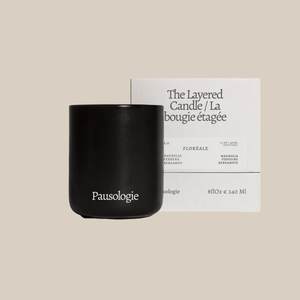 Bougie étagée Floréale de Pausologie, bougie parfumée avec plusieurs couches colorées et motifs floraux artisanaux.