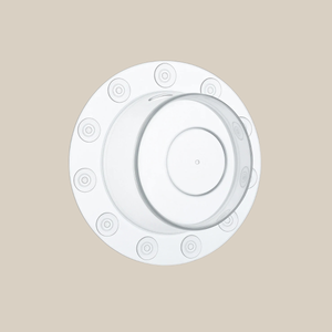 Bouchon couvre-drain pour baignoire Selv Rituel, en matériau noir, posé sur une surface blanche.