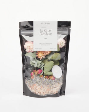 Trousse immersive Nordique, sachet noir à fenêtre, fleurs séchées et sel rose, sur fond blanc : affiche de la vidéo de la fiche produit.