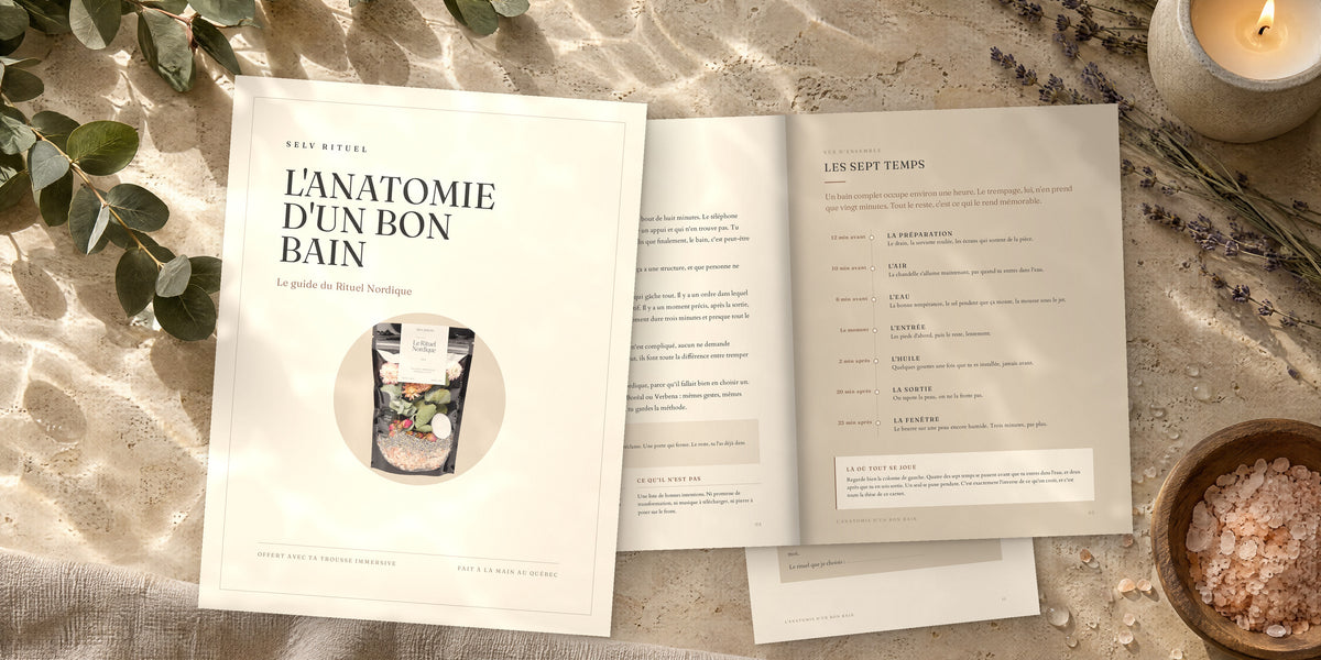 Le livret gratuit L'anatomie d'un bon bain de Selv Rituel : couverture et pages intérieures posées sur du travertin, avec eucalyptus, lavande et chandelle