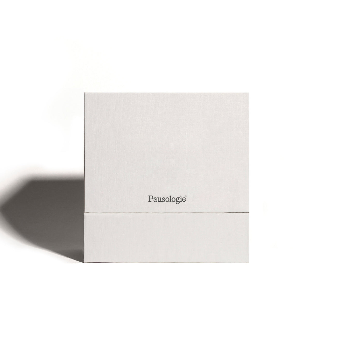 Bougie étagée Orangerie de la marque Pausologie, vue arrière avec boîte en carton, détails des couches de cire colorée.