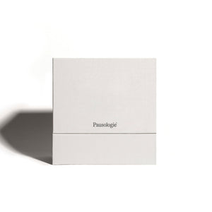 Bougie étagée Orangerie de la marque Pausologie, vue arrière avec boîte en carton, détails des couches de cire colorée.